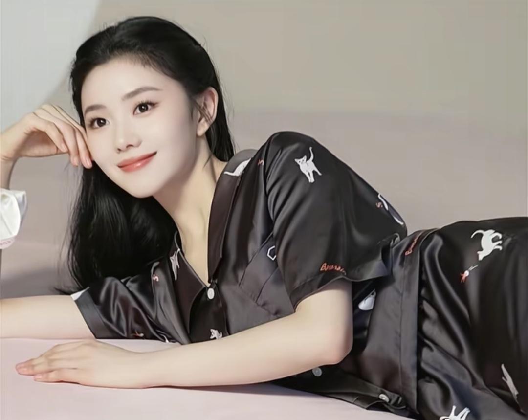 刘浩存超话 lhc郑恺刘浩存李晨同框lhc刘浩存好美 

蝉鸣是夏天的背景音，而