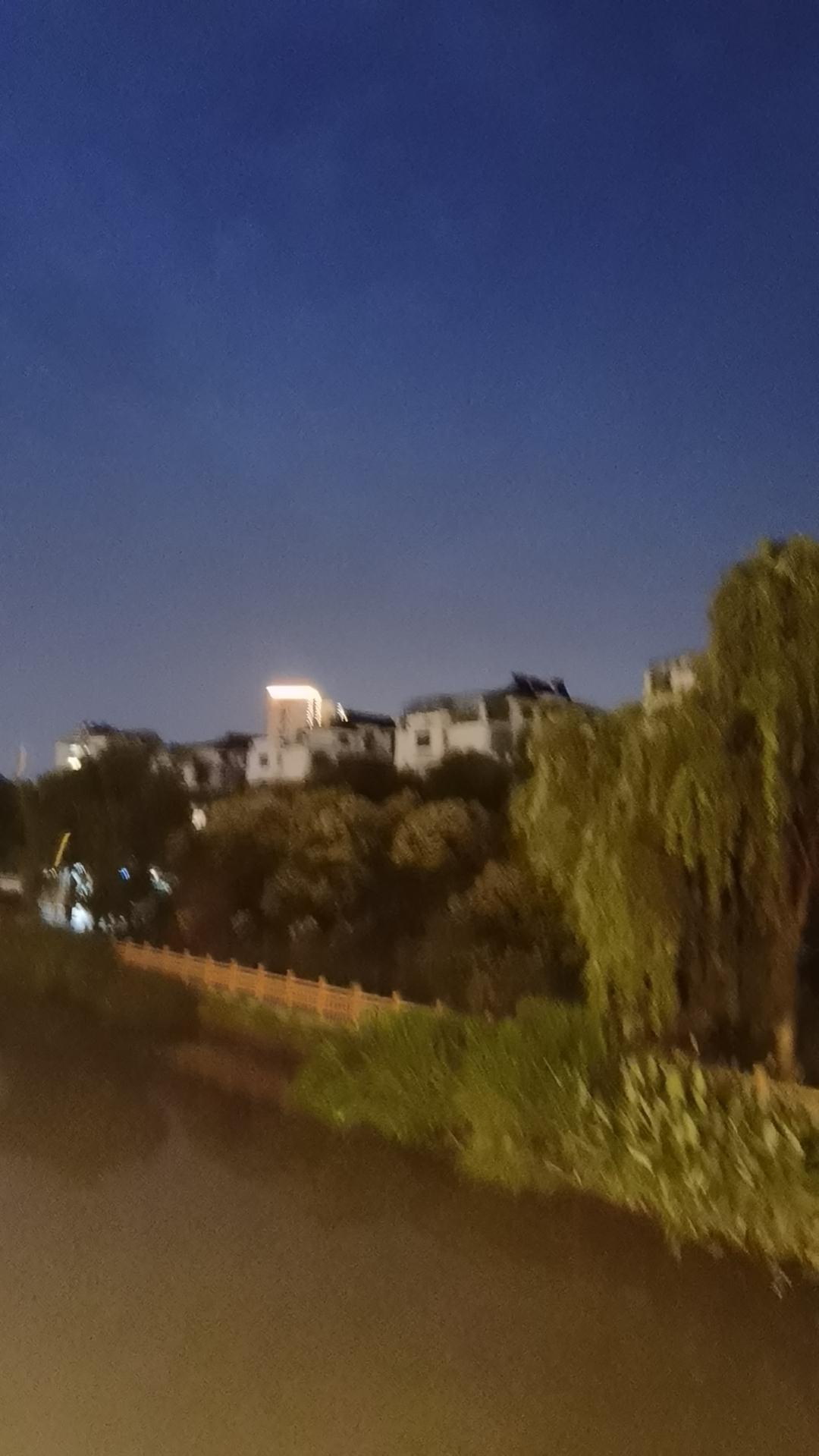 上联：温暖的回忆
……
上联：灯光闪烁照前路
……

[彩虹][彩虹][彩虹][