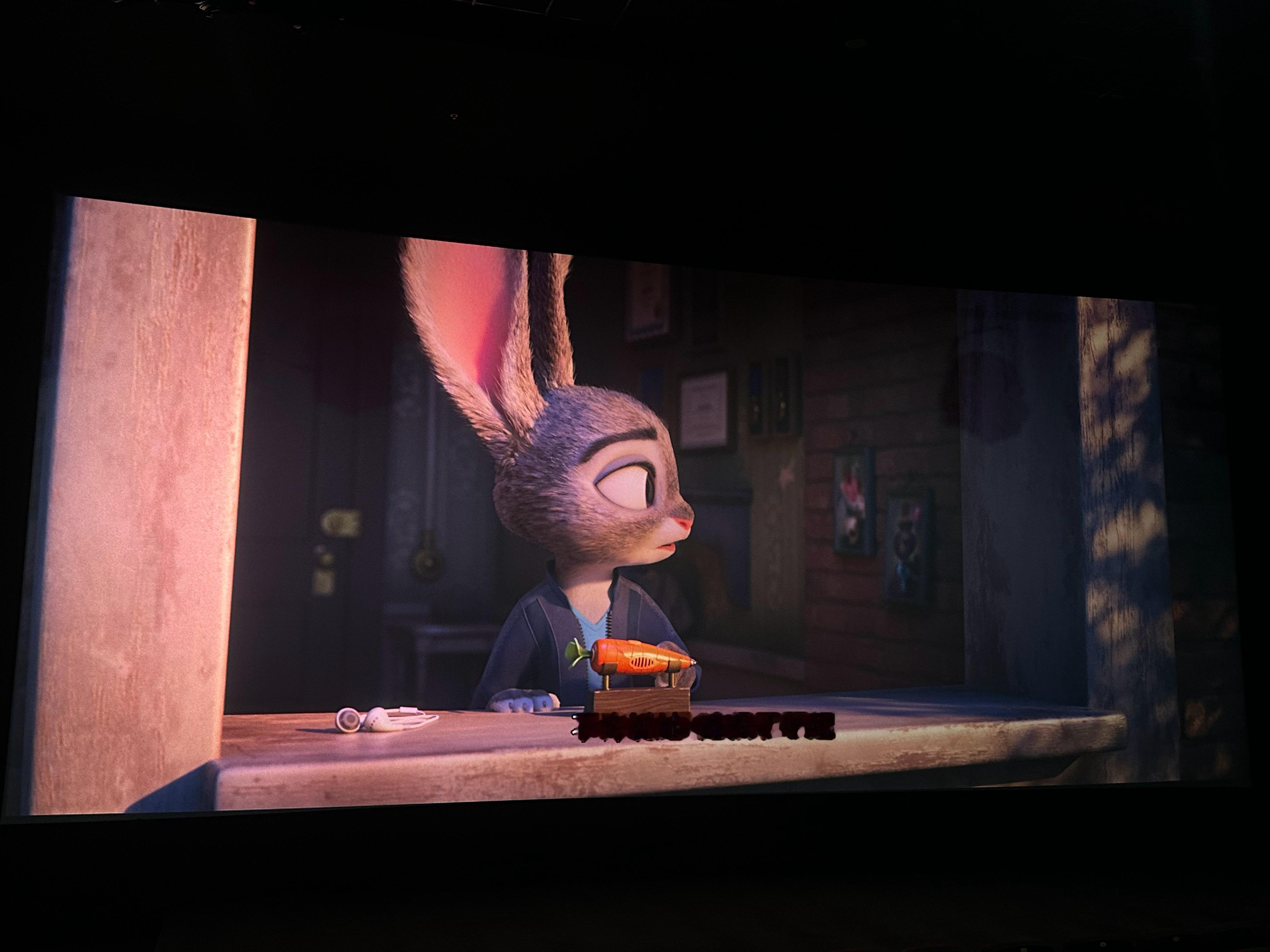 疯狂动物城前天去看了，怎么评价呢~感觉剧情挺老套的，没有能让我感觉有亮点的地方。