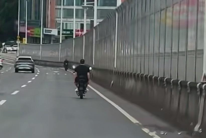 广州番禺，道路上玩杂耍的电鸡？有车主的记录仪拍摄到前方的一名电鸡驾驶者，仔细看过