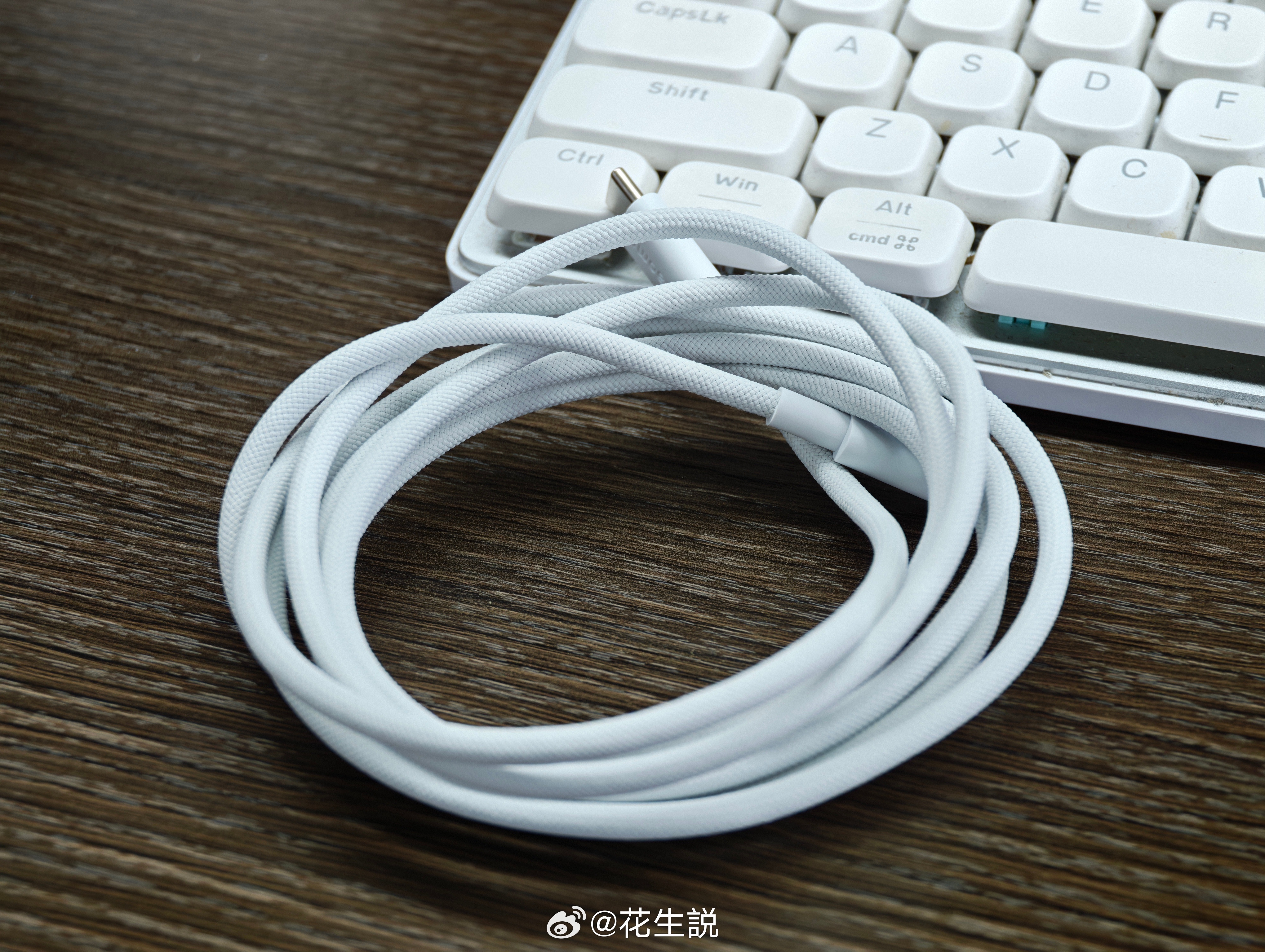 为了在床上愉快地玩手机，小伙伴专门买了一根2米长的数据线，活动范围几乎覆盖全床这