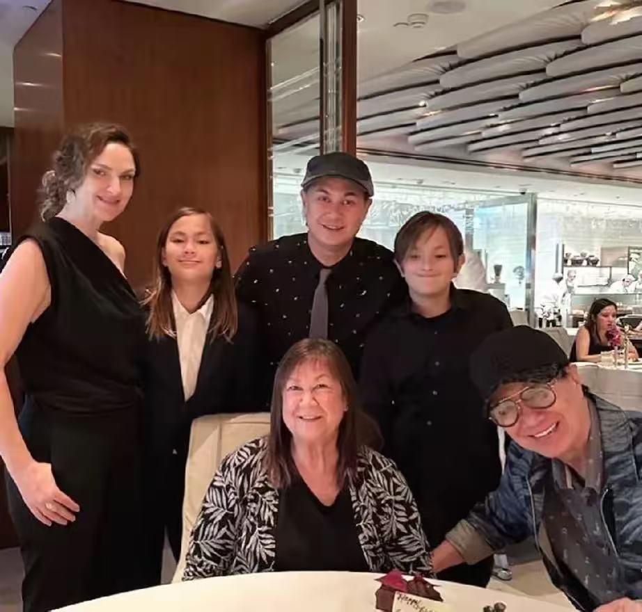 许冠杰三代同堂！

四个孙辈颜值超高

7月18日，77岁的歌神许冠杰难得现身，