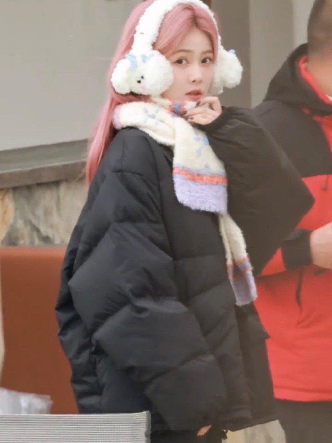 白鹿对粉丝说抓你们来了 今日份的白鹿奶凶奶凶的啊！白鹿在综艺《奔跑吧》的新路透来