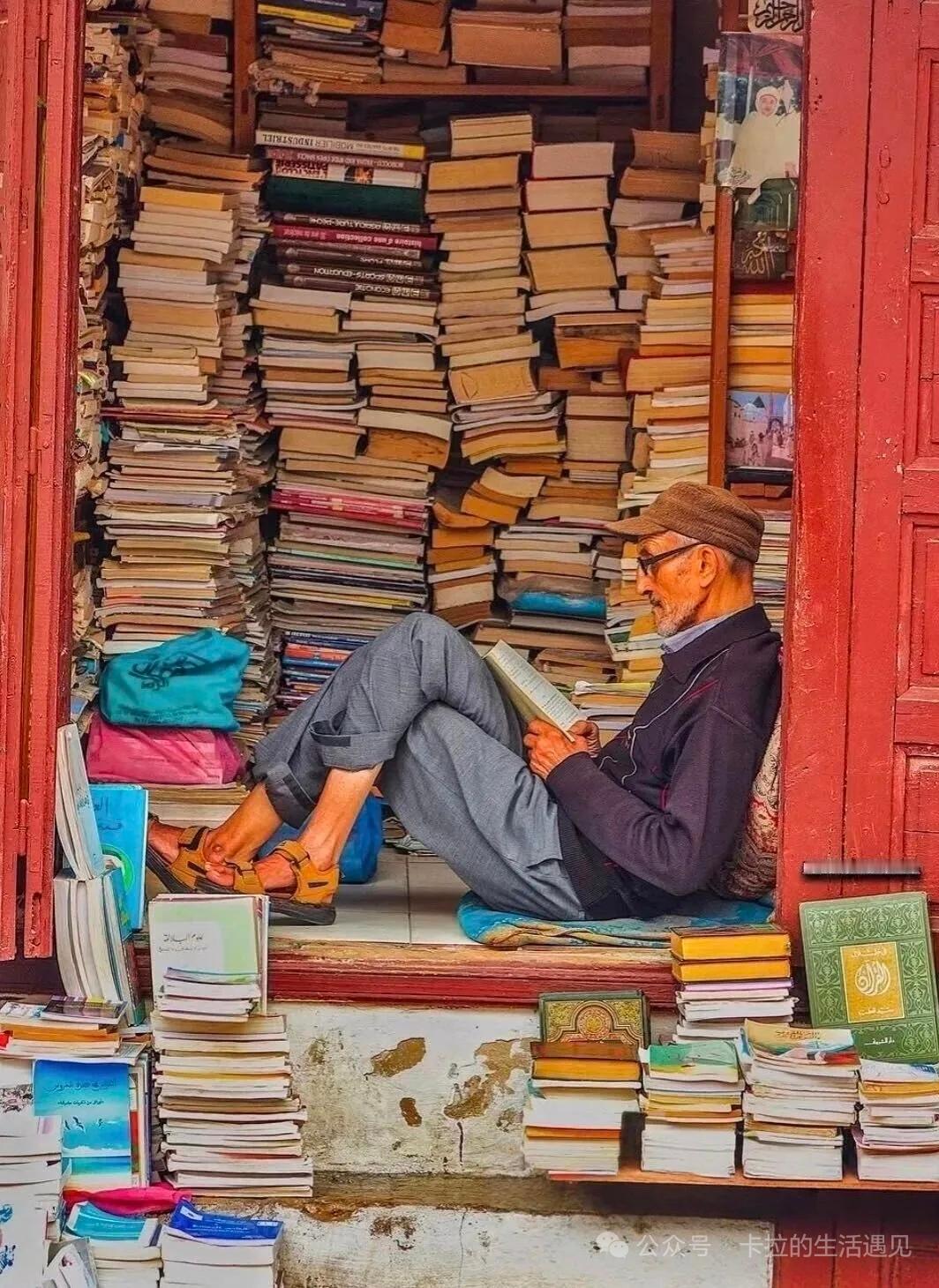 2025年就像一辆缓缓驶离的列车，没有长啸的汽笛声，没有飞驰的轰鸣声，只有哐当哐