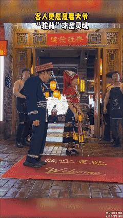 驼背大爷登台表演，客人反倒更爱看他，驼背才是灵魂所在😏