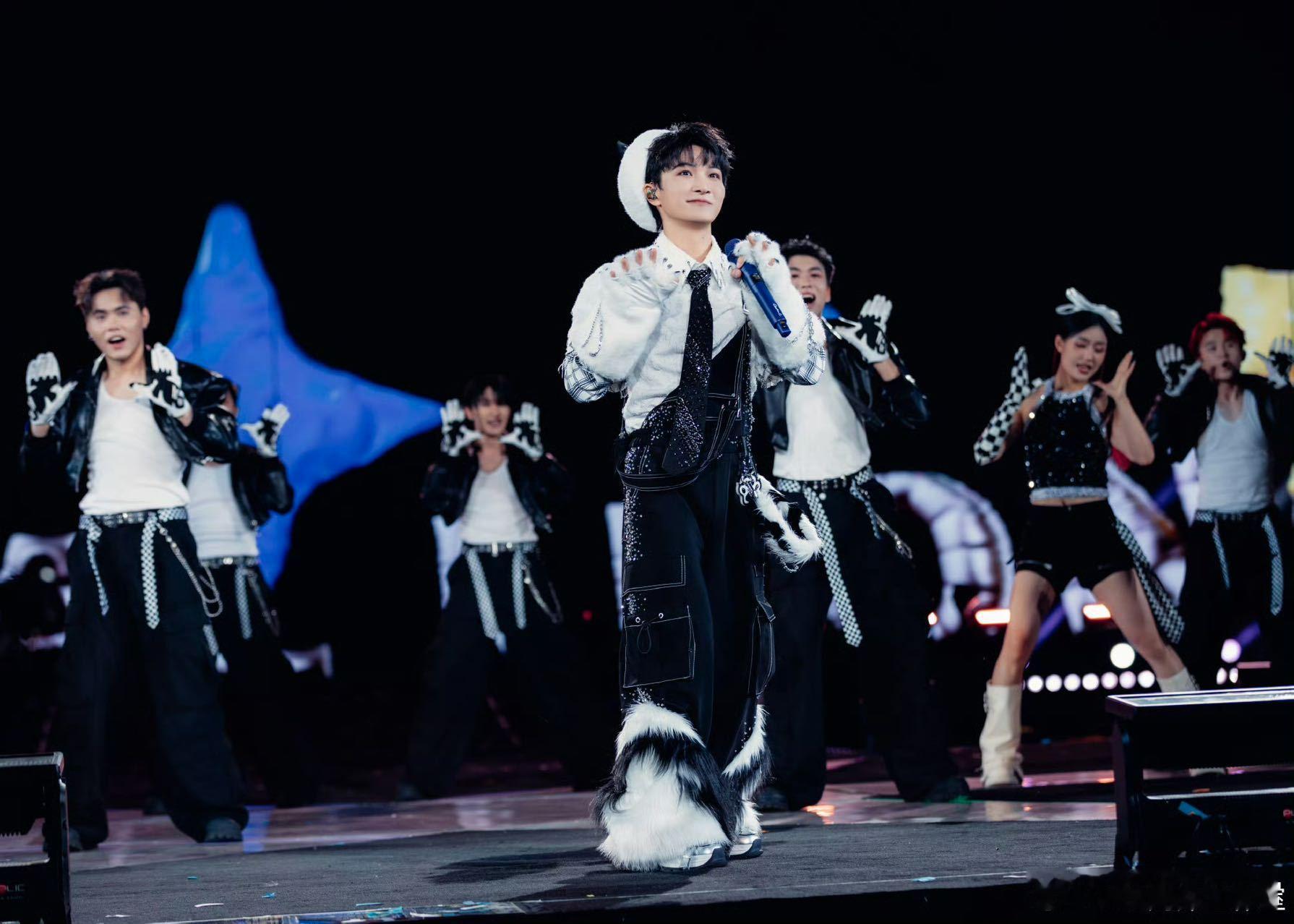 周深演唱会周深紧张成土拨鼠 周深香港跨年场蓄势待发，维港可可嫑嫑成打卡胜地，歌迷