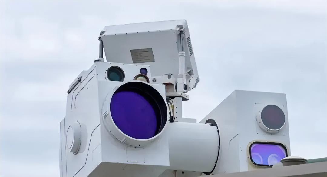 这是我国自主研发的光箭-21A激光武器系统，就是那款网友戏称为专打无人机的“洗衣