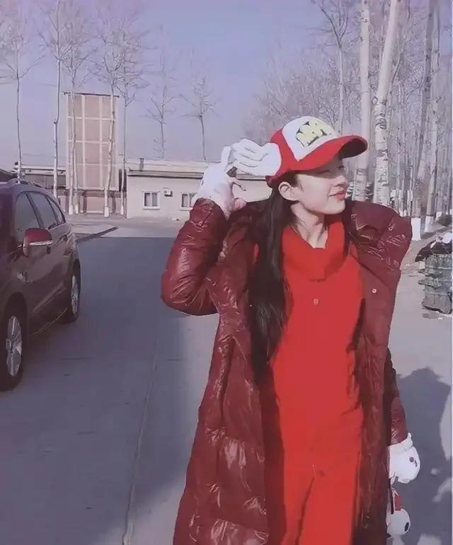 刘亦菲这件紫红色羽绒服穿出了传家宝的意思，已经陪着她经历了10多年风风雨雨。