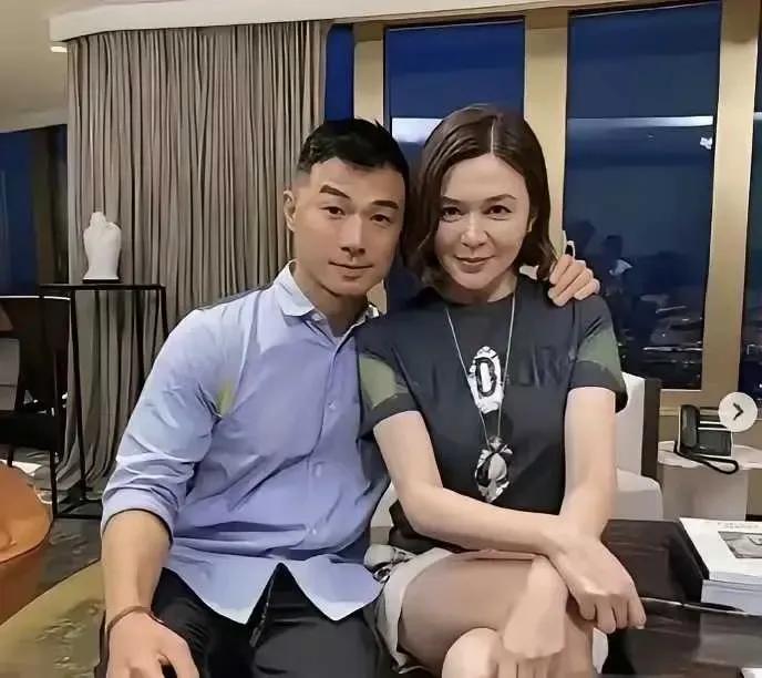 64岁的关之琳跟她27岁的小鲜肉男友，很般配。