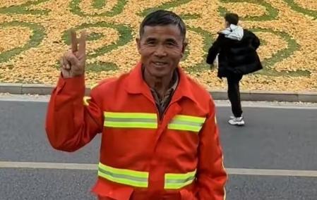 用极致认真的态度，把本职工作做成了艺术：他并非刻意炒作，只是把木工出身的“线条感