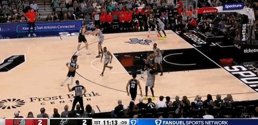 克林根开场三分3中3！杨瀚森学到没？
在今天NBA常规赛开拓者对阵马刺的第一节比