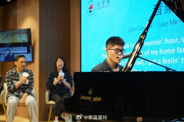 【On.cc】陳錦鴻18歲自閉症兒子激罕曝光　成鋼琴家公開演出藝人陳錦鴻與太太杜