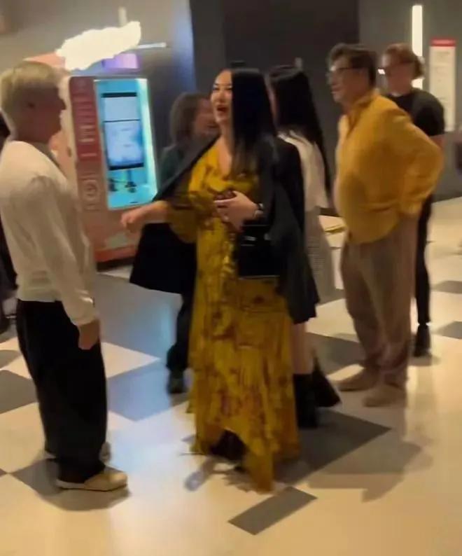 《我是歌手》是真的火！
李湘都带女儿来看了！48岁的李湘披着黑色西装，穿着黄色连