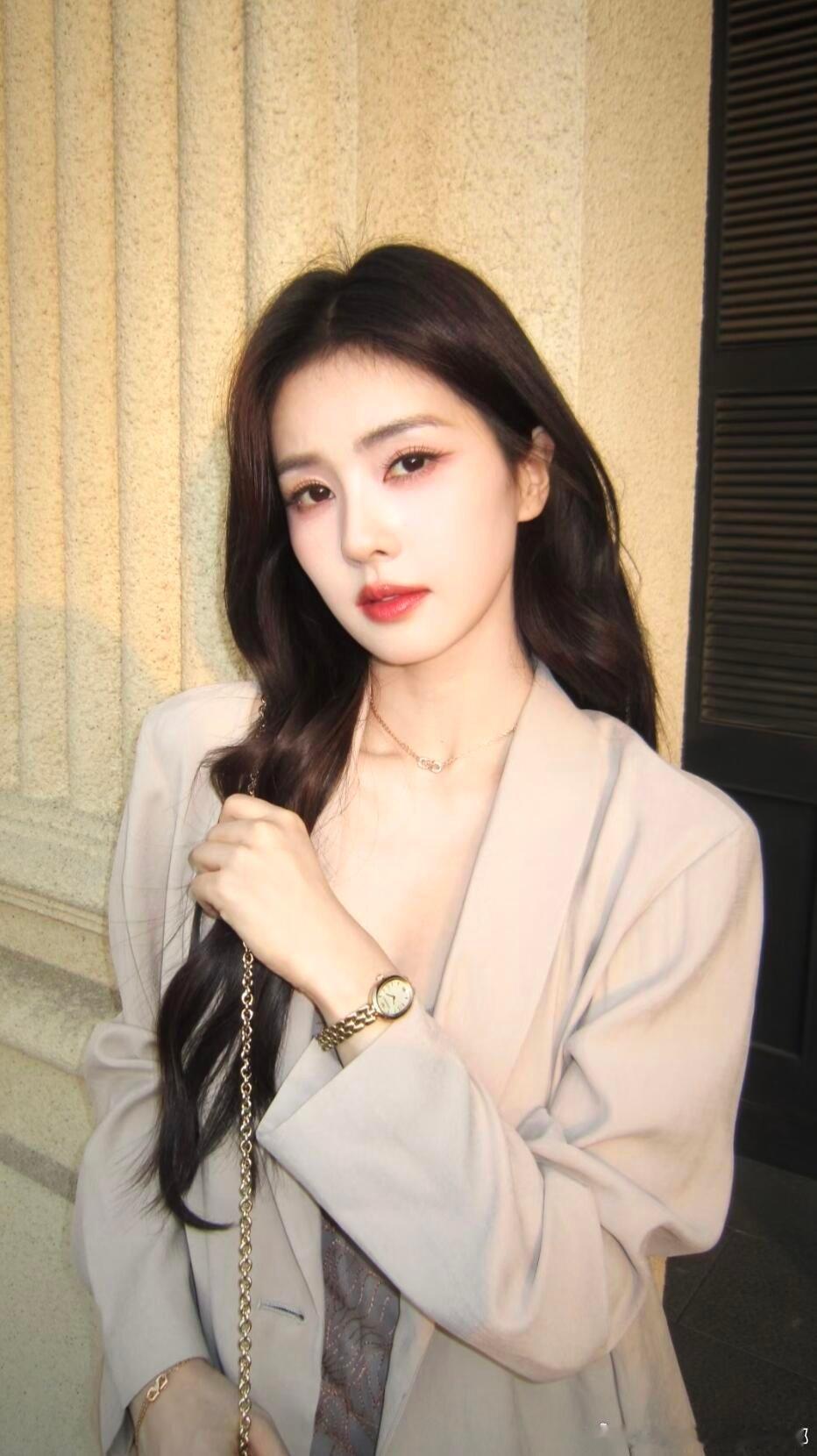 白鹿王韵娜出妆短发好酷白鹿驾驭短发的能力超出预期，王韵娜这组出妆造型干净高级。柔