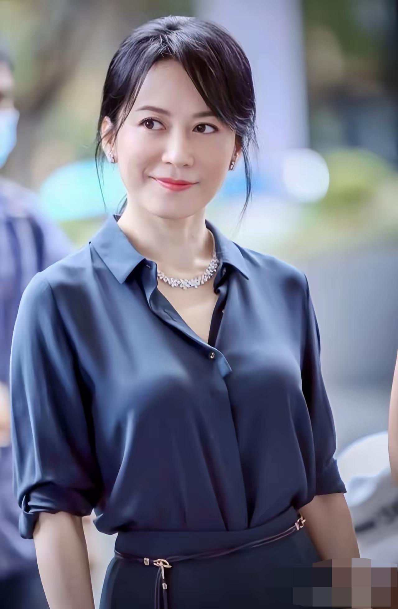 虽然长得不是倾国倾城，但是一位气质与演技并存的女神，在娱乐圈排第二，没人敢排第一