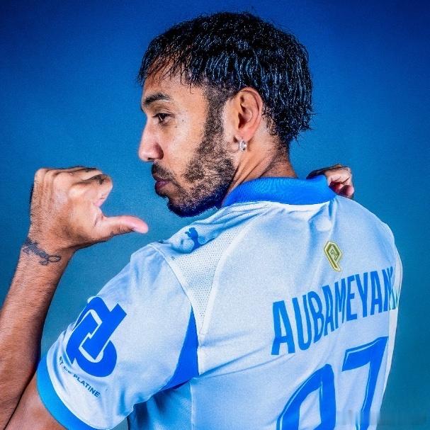 在法甲联赛中，射手王和助攻王均可在球衣背面获得专属荣誉徽章。由于奥巴梅扬本赛季助