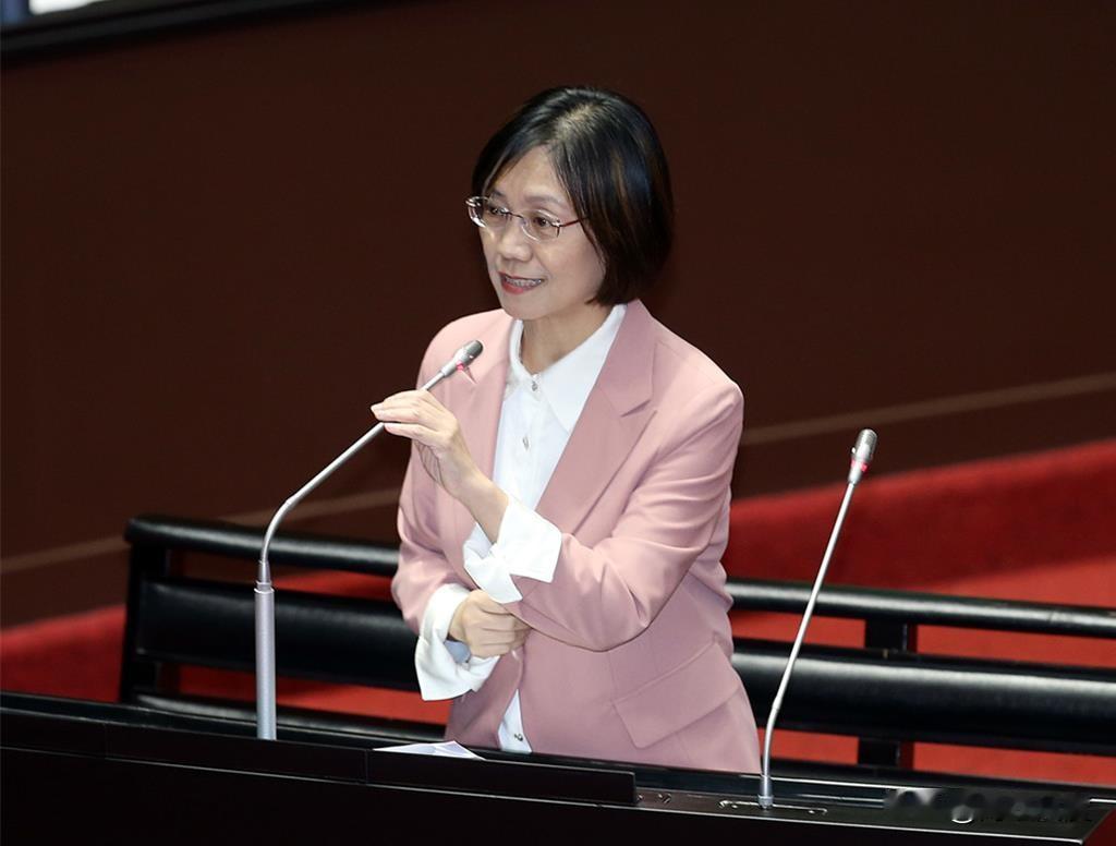 质询是不是“上对下”，绿营群起攻之，翁晓玲一席话绿营全哑口！翁晓玲作为国民党不分