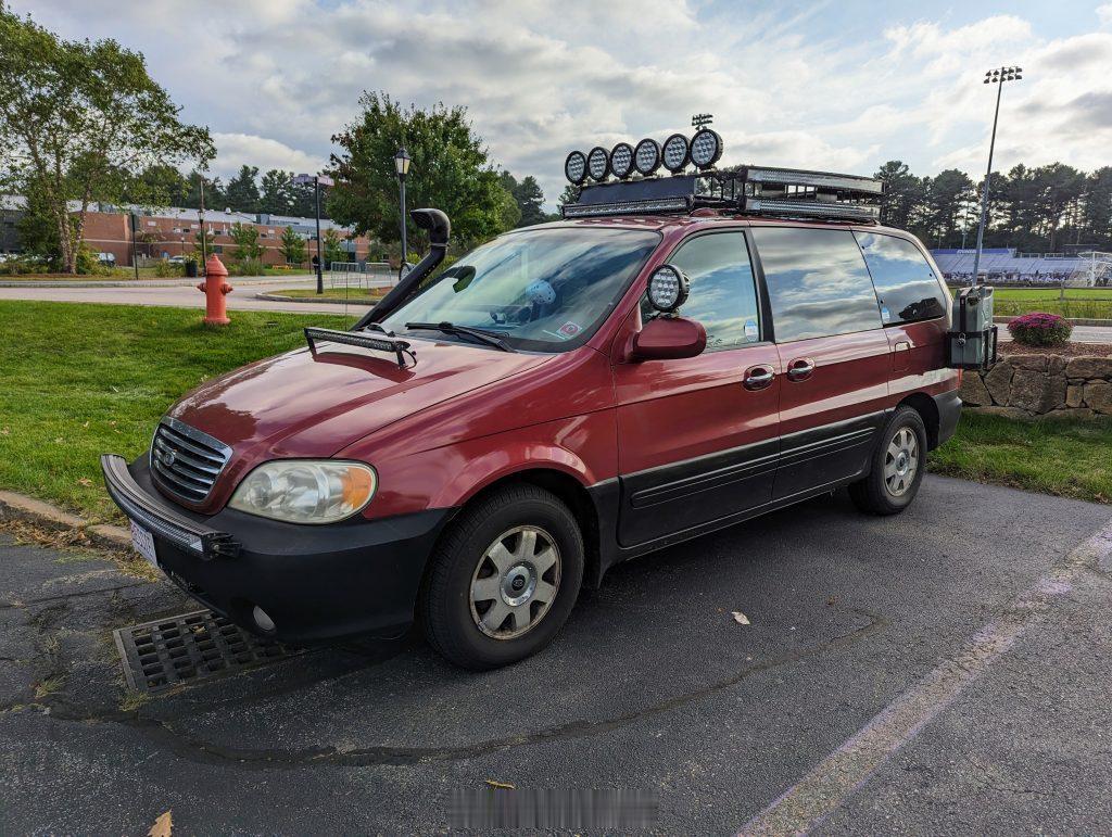 这是一台经常出现在马萨诸塞州某大学校园里的二代起亚嘉华，我还真说不清这改装风格叫