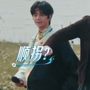 丁真珍珠走台步顺拐了天籁与少年初舞台首秀谁被丁真学藏式台步顺拐萌化了！阿云嘎示范