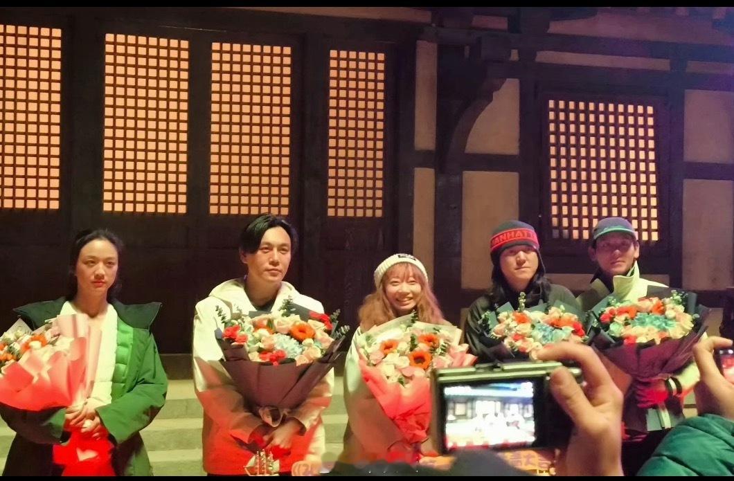 传了这么久，汤唯总算有了一个进组真瓜。辛爽导演「孔雀东南飞」第一阶段杀青，主演汤