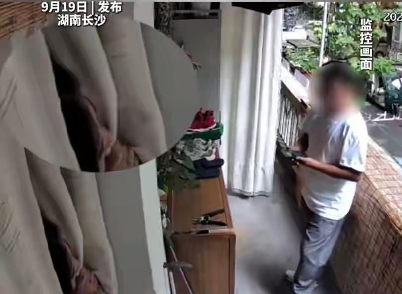 湖南长沙，女子洗完澡，没来得及穿衣服，就在平台下单快递上门取件退货，不料，3分钟