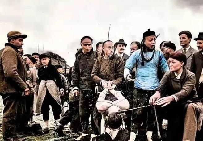 左宗棠把宁夏匪首马化龙一家三百多口全宰了，这事在当年西北地界炸了锅。马化龙出身宗