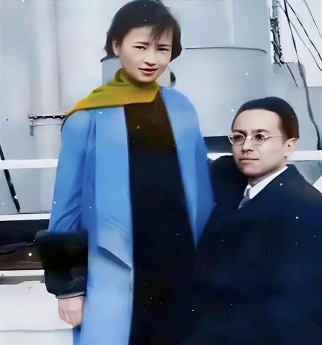 别被这张温馨合影骗了！镜头里儒雅绅士的梁思成，其实是拖着一条伤腿陪林徽因回国的。