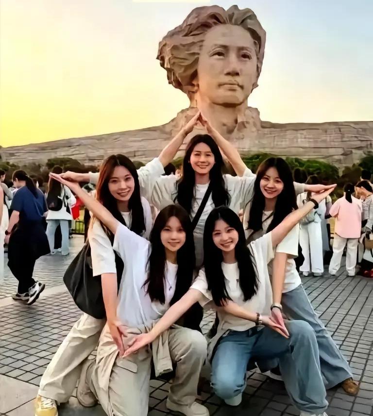 橘子洲头，5个女孩摆出的一个造型画面，让眼前的游客，瞬间感动得热泪盈眶了。

湖