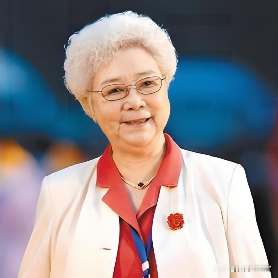 真正体面从不靠名气！
87岁田华放下光环奔波挣钱，
背后故事太戳心，网友看完破防