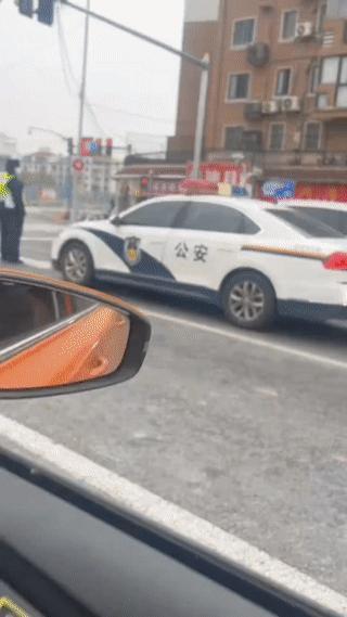 竟然连警车都敢追尾？
这位后车司机胆子也太大了吧！
追尾事故车 警车出事