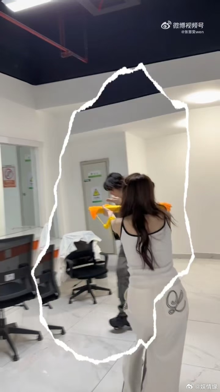 张慧雯送曾沛慈锦旗张慧雯送曾沛慈妙手回声锦旗 曾沛慈对张慧雯的滋养，是润物细无声