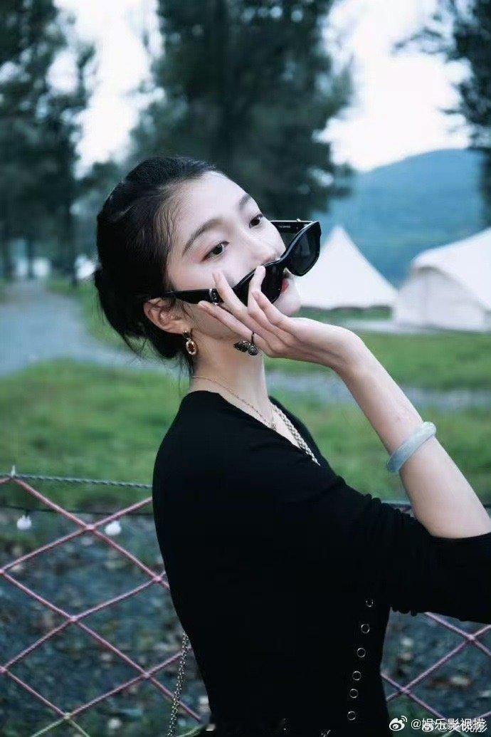 #关晓彤墨镜coolgirl上线# 哇哦，关晓彤的all black造型太帅了！