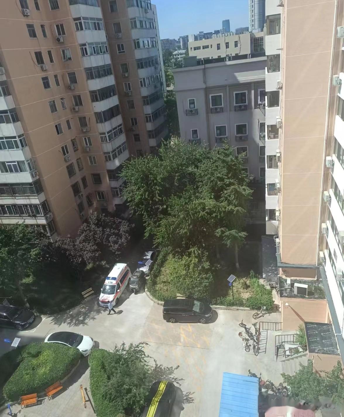 真是神人！只顾喝酒不要命。

昨天隔壁楼一个46岁的邻居喝酒喝死了，救护车乌央乌