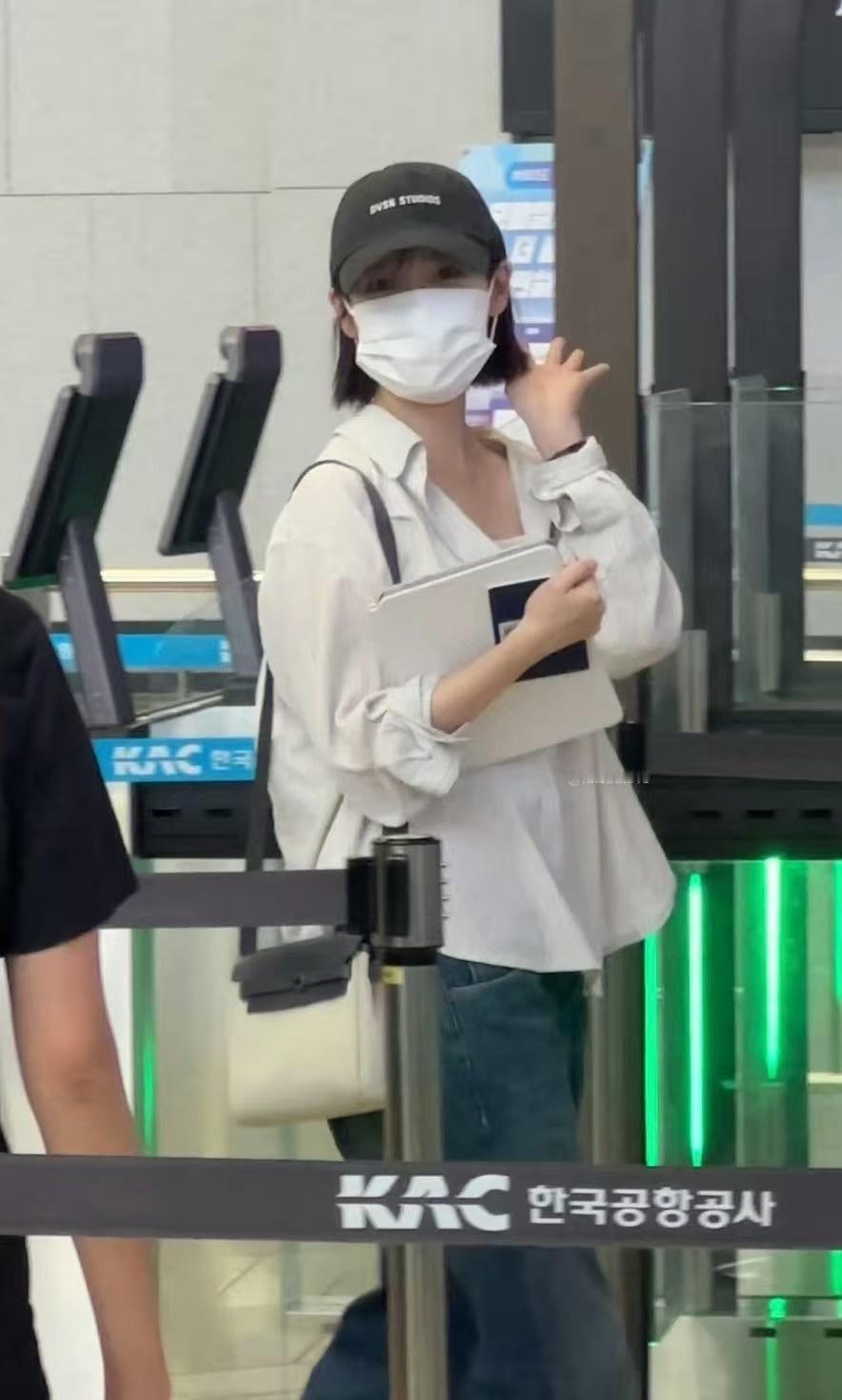 onlyU消息-260908 IU金浦机场出境
短发知恩[期待]
还带了手表⌚️
