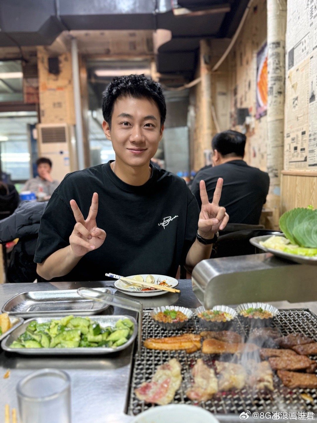 高至霆直播 谁懂啊！高至霆一边直播看《我的山与海》一边给自己洗脑，烤冷面冷的所以