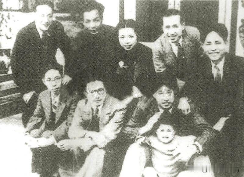 1938年3月，潘汉年（后排左一）在广州与茅盾（前排左起）、夏衍、廖承志等合影。