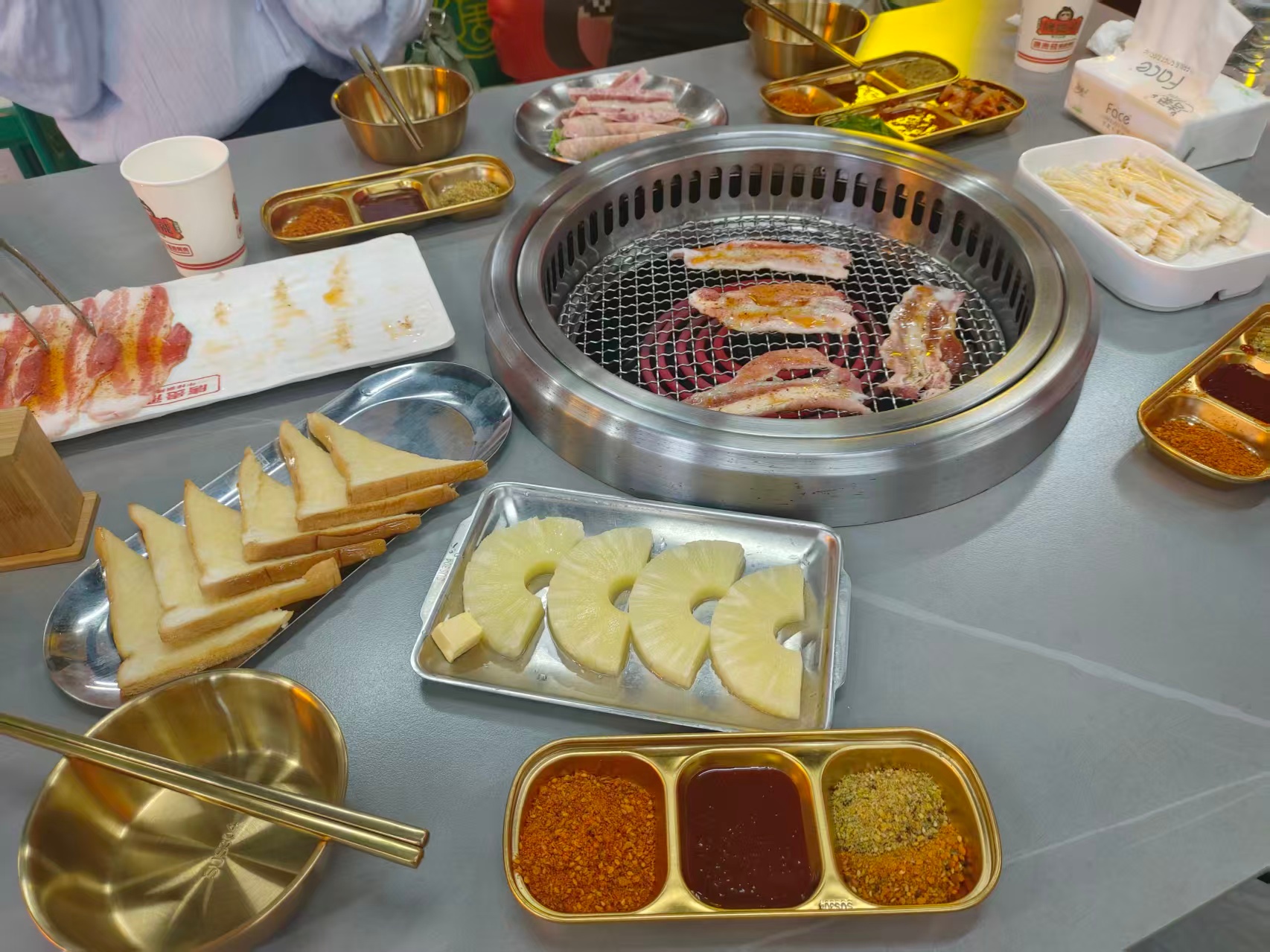迪丽热巴 星星的美食频道来喽！烤肉超级好吃🍽️烤凤梨和烤面包也是人间美味你们中