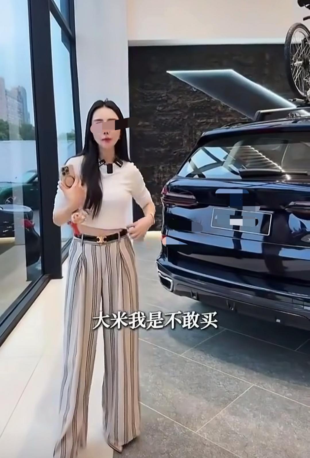 虽然有些网友在评论区赞同她的说法，但是，从直播销售角度，这种踩对手的方式，会给自