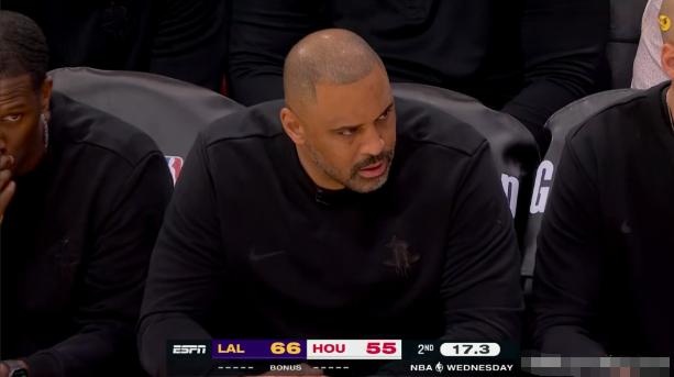 美国著名篮球评论员帕金斯怒喷火箭！在今天火箭主场迎战湖人的比赛中，目前双方半场战