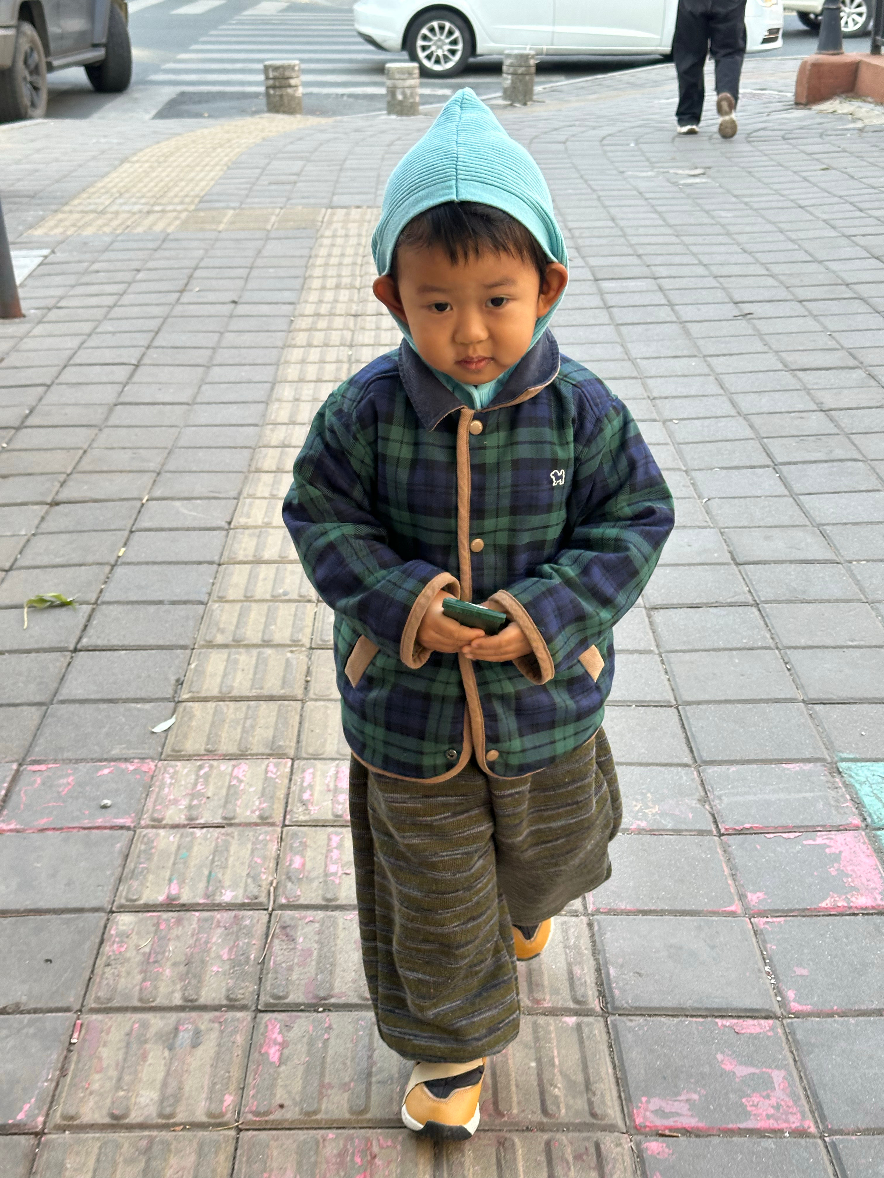 送上学了，换了一件体面的马甲系上扣了。今天上午是家长开放日九点家长入园，我俩现在