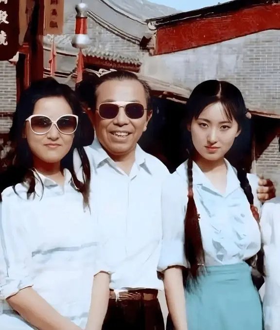 看到陈晓旭1987年香港宴会照，才知林黛玉的妆造，限制了她的美貌！她才是真真正正