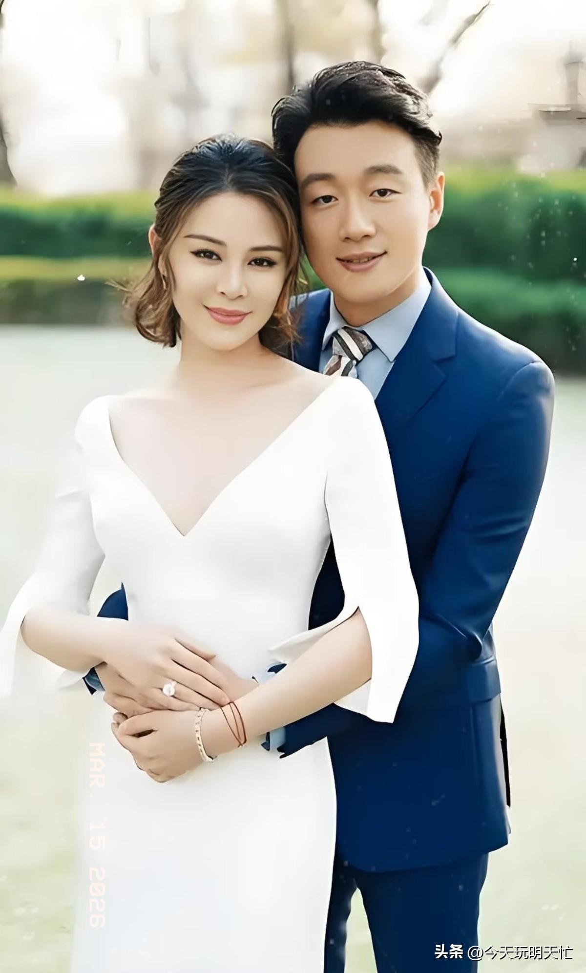 有人问佟大为，中年夫妻还睡在一起吗？
他愣了一下，笑着说，何止睡一起。

佟大为