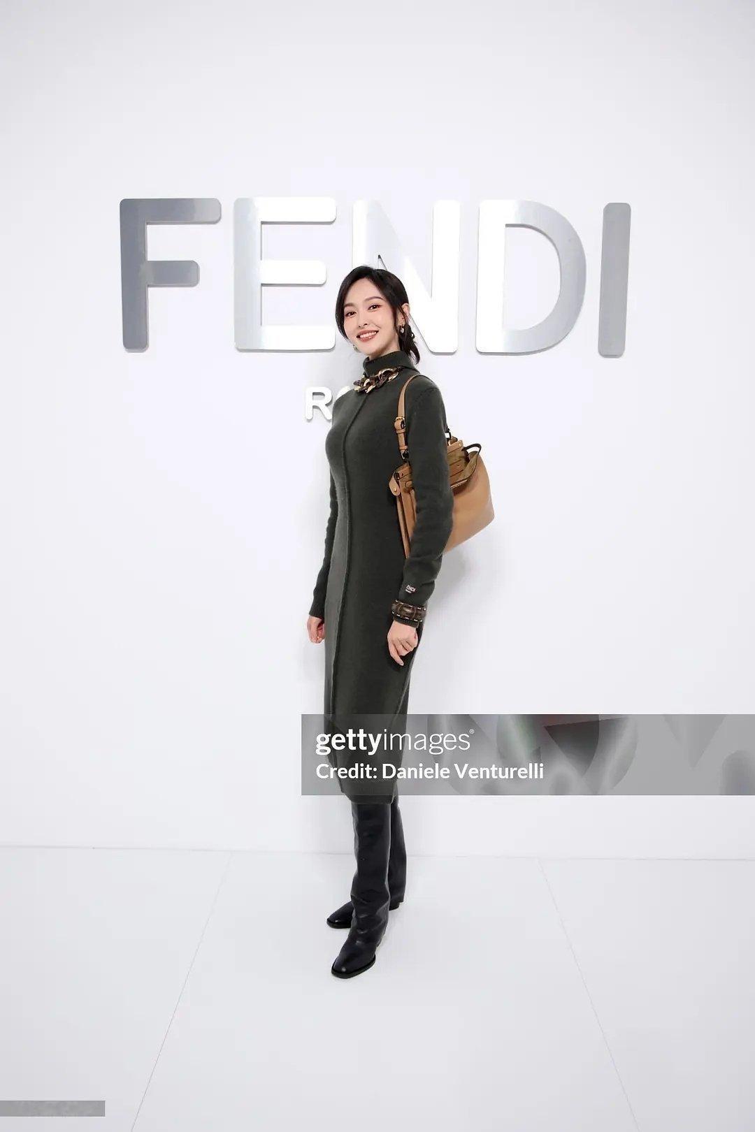 唐嫣这个造型➕姿势像是精致大妈去买菜了 ​​​