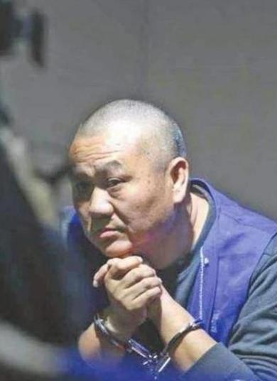 1999年，石二群抢走银行208万元，逃脱后，他脱胎换骨成了亿万富翁，不仅娶了4