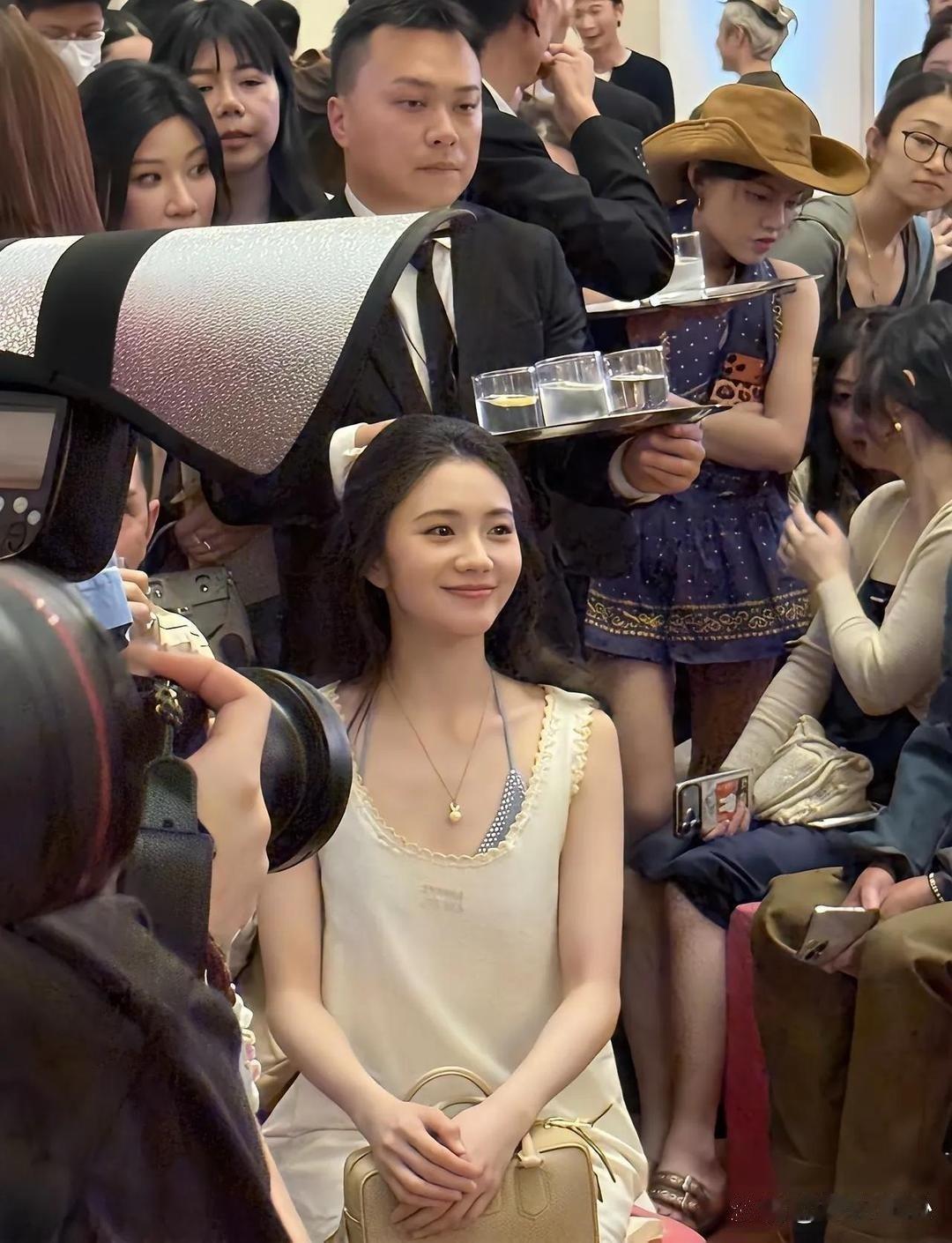 刘浩存太清纯了，这颜值一点攻击性都没有 ​​​