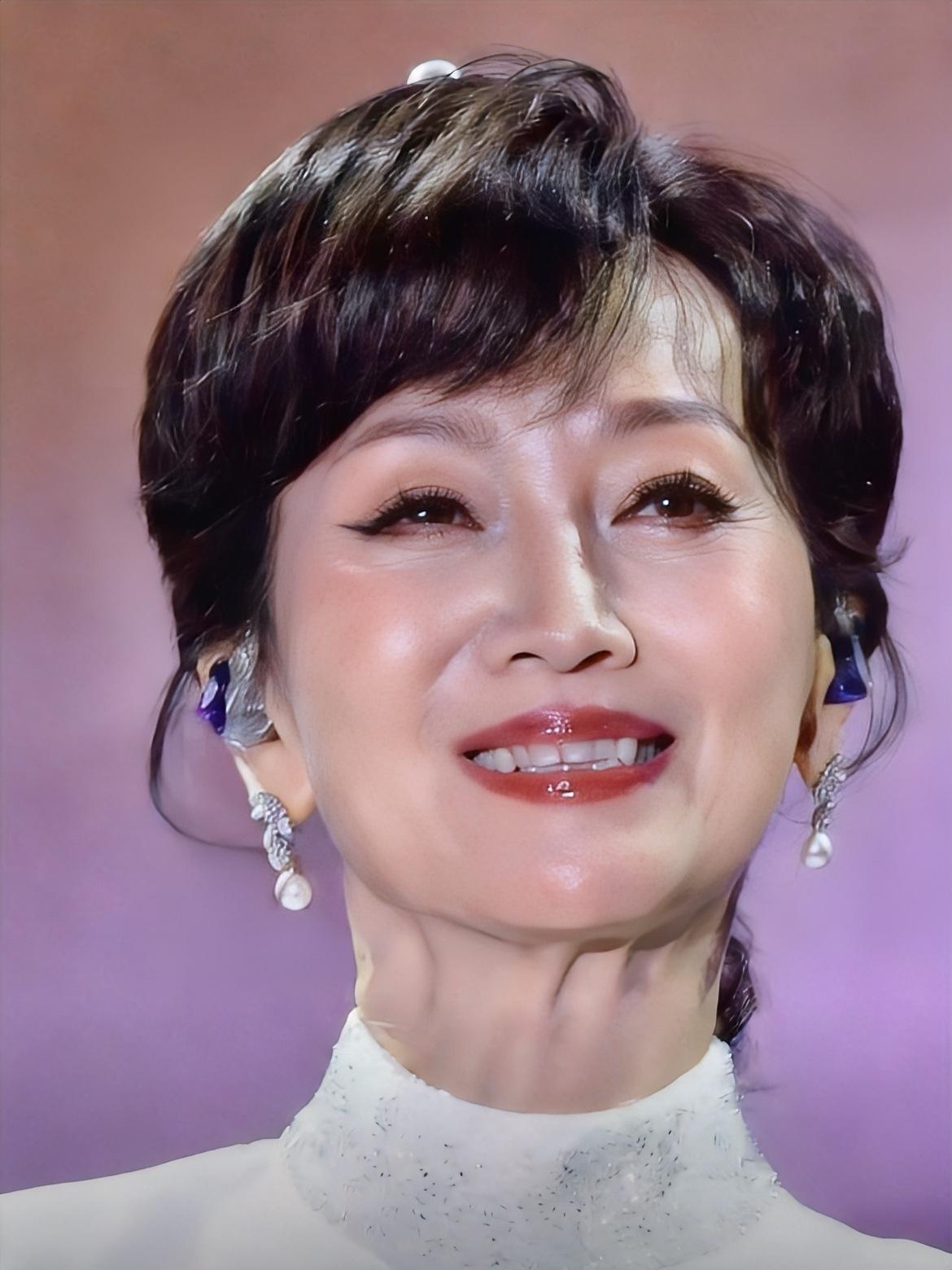 都说岁月从不败美人，那如果撕掉假睫毛、洗掉粉底、擦去口红，关掉所有滤镜，会是什么