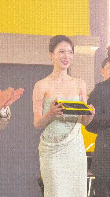 狗是不长眼的，助理是不靠谱的，肇事者是明大义的！一句话总结金晨的道歉声明就是：全