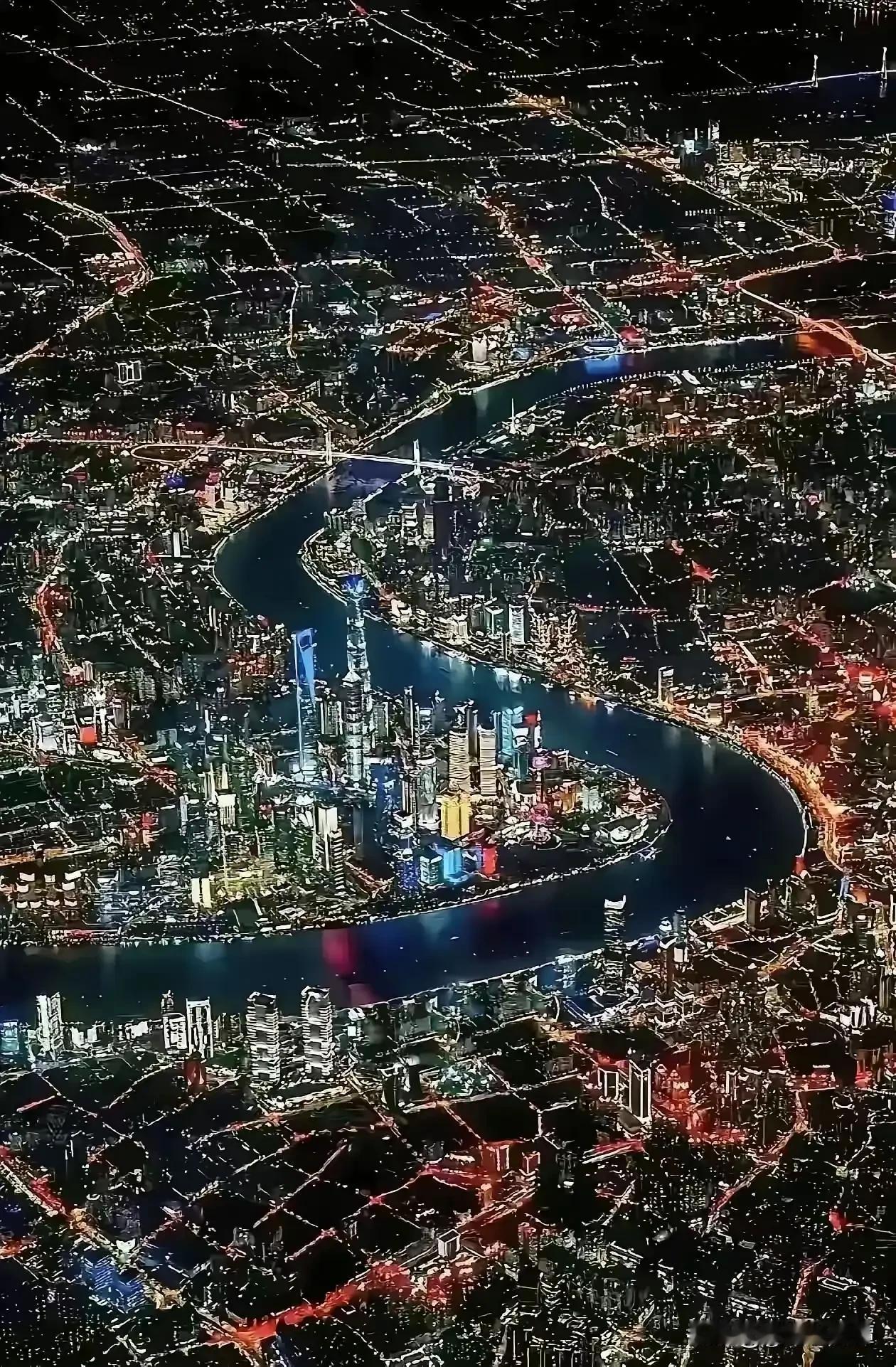 这是哪个城市？
最近从长沙黄花机场去美国旅行，中间经过一个超大城市，城市高楼大厦