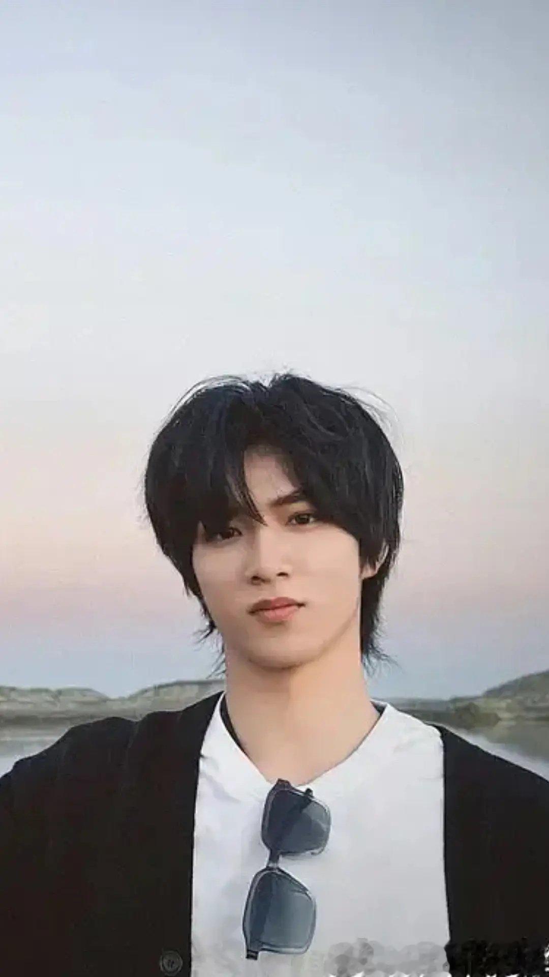 刘耀文这张精修的有点像张凌赫了都 ​​​