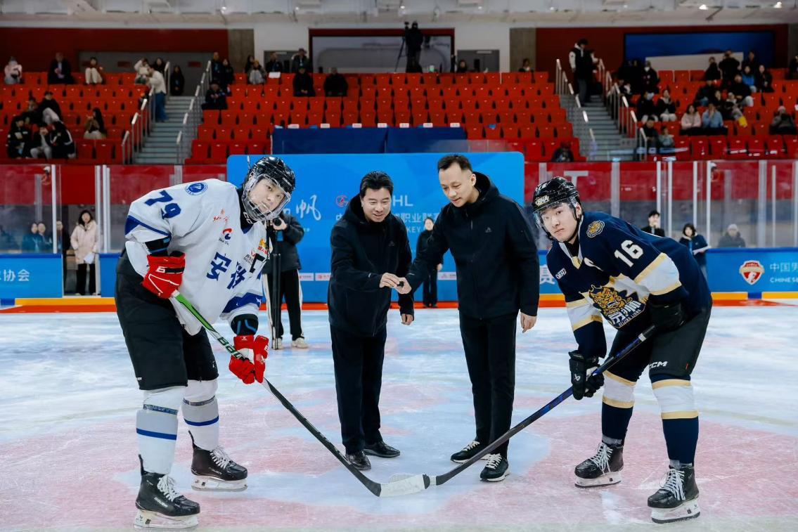 冰上四强决战京城之巅  2025-2026赛季中国男子冰球职业联赛总决赛开赛
 